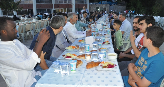 Pendik Ensar Vakfından Suriyelilere iftar