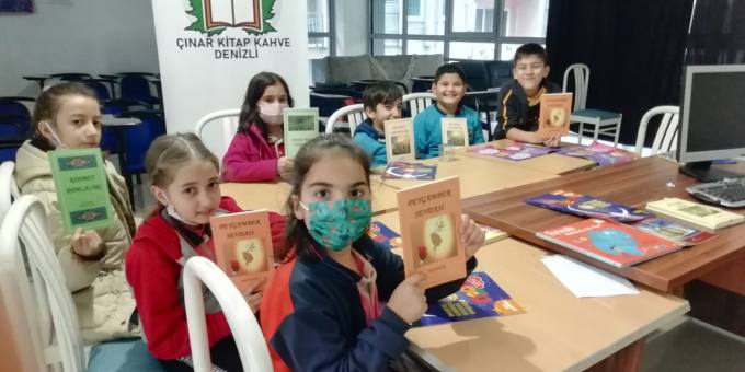 Eğitimci Yazar Veli Demir ile Çınar Kitap Kahve'de İmza Günü Düzenlendi