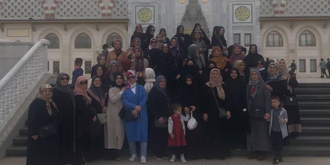 Ensar Vakfı Eyüpsultan Şubesi Hanımlar Komisyonu İstanbul'un manevî merkezlerine ziyaretler gerçekleştirdi.