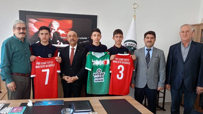 Erzincan Ensar Vakfı'ndan Öğrencilere Spor Desteği
