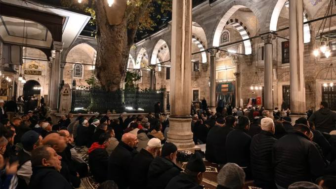 Veli-Öğrenci Birlikteliğiyle Gazze'ye Destek: Eyüpsultan Camisi'nde Dua Programı