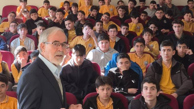 Şehit Mahir Ayabak Ortaokulu'nda Ali Erkan Kavaklı ile Mehmet Akif Semineri