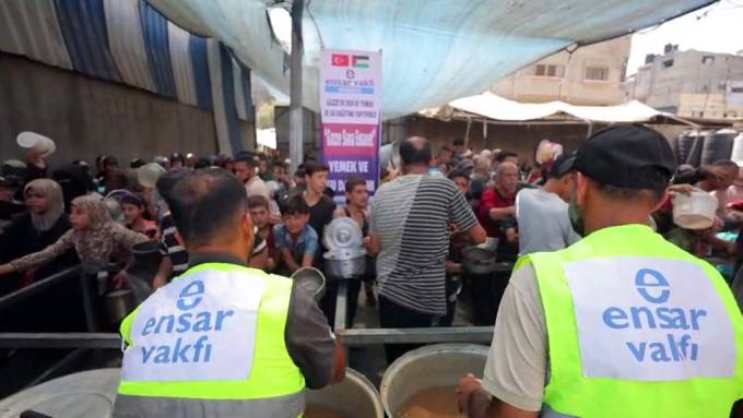 Ensar Vakfı'nın Gazze Desteği Devam Ediyor: 4 Günlük Sıcak Yemek ve Su Dağıtımı Gerçekleştirildi
