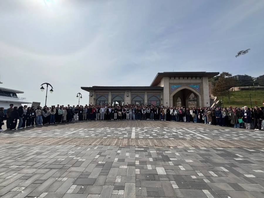 300 Öğrenci, Tarihin İzinde: Gençler Demokrasi ve Özgürlükler Adası'nda