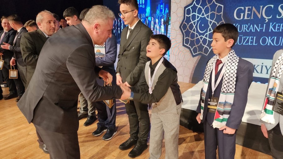 Antalya'da Genç Sada Kur'an-ı Kerim'i Güzel Okuma Yarışması Türkiye Finali'nde Öğrencilere Hediye ve Ödüllerle Destek