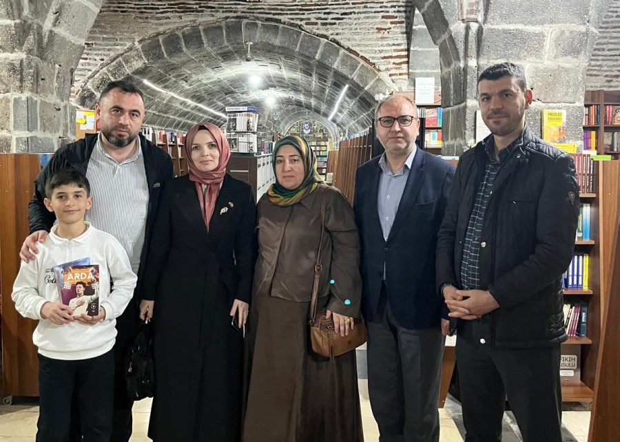 Diyarbakır'da Yazar Derya Şafak Okurlarıyla Bir Araya Geldi
