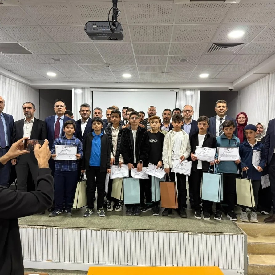 Diyarbakır'da Kur'an-ı Kerim'i Güzel Okuma Yarışması'nda Genç Yetenekler Öne Çıktı