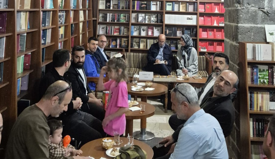 Diyarbakır'da Kitapseverler Ahmet Ay ile Bir Araya Geldi