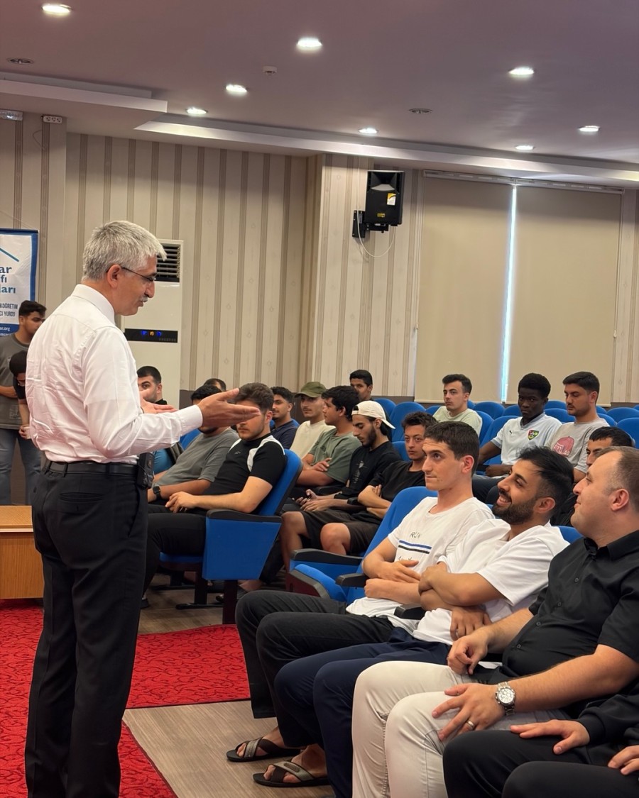 Gençlere "İslam Medeniyet Ufku ve Ümmet Coğrafyası" Konferansı