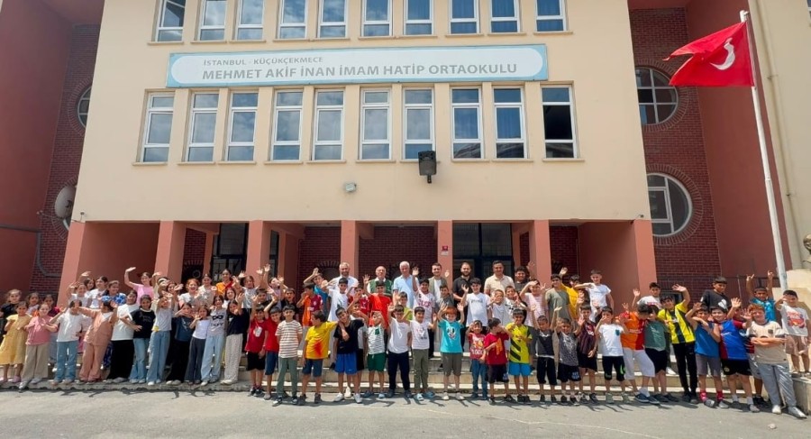 Yaz Kur'an Kursu Öğrencilerine Tatlı Sürpriz: Dondurma İkramıyla Yüzler Güldü