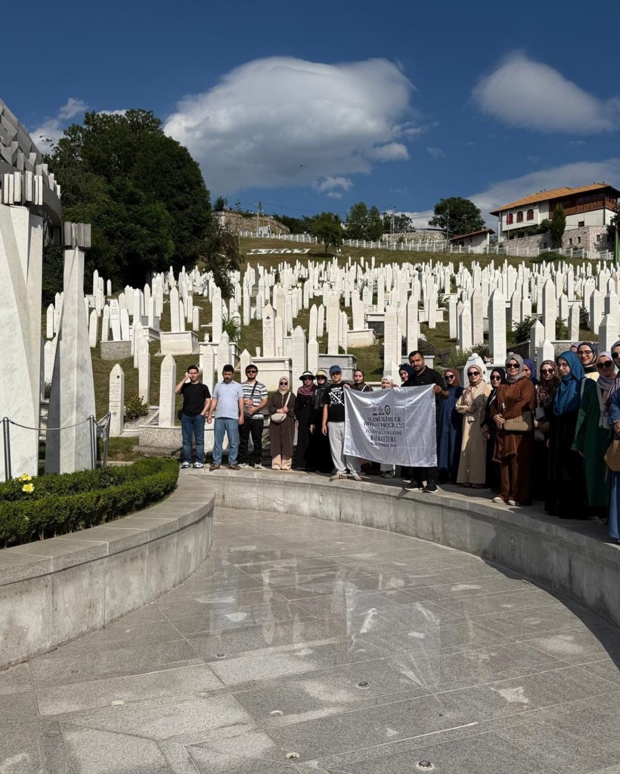 Srebrenitsa Soykırımı'nın Yıl Dönümünde Trabzon'dan Aliya İzzetbegoviç'in Kabrine Vefa Ziyareti