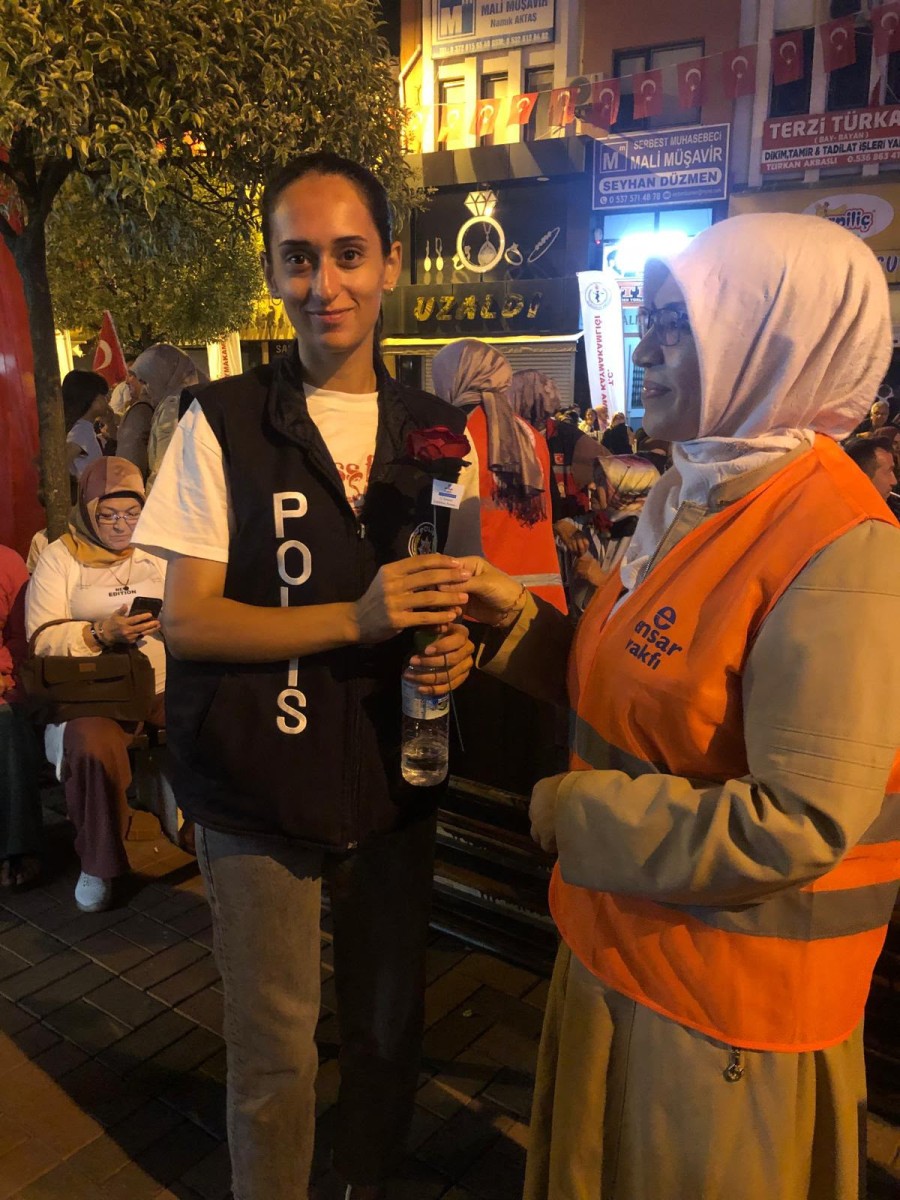 Çaycuma'da 15 Temmuz'da Anlamlı Vefa: 251 Şehit için 251 Gül Dağıtıldı