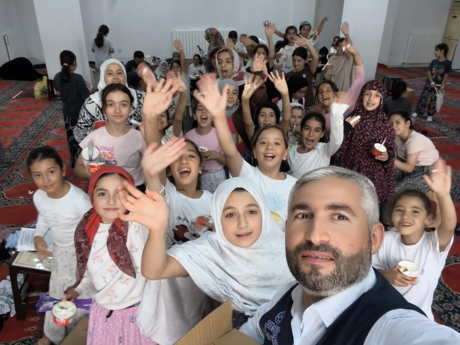 Küçükçekmece'de Yaz Sıcağında Dondurma İkramlarıyla Gönüllere Konuk Oldular
