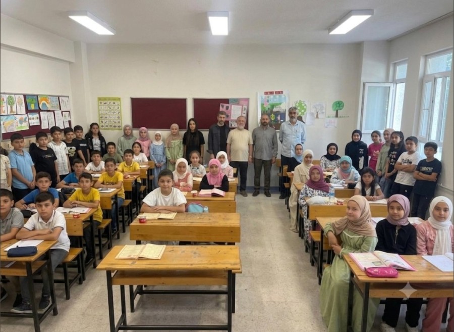 Yaz Kur'an Kursu'nun Miniklerine Dondurma İkramı