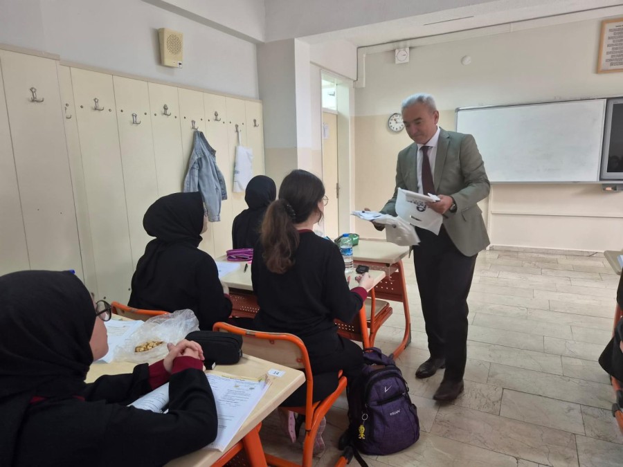 Amasya'da Öğrencilere Sınav Öncesi Moral Desteği: "Sınav Stresini Yenme Sanatı" Kitabı Hediye Edildi